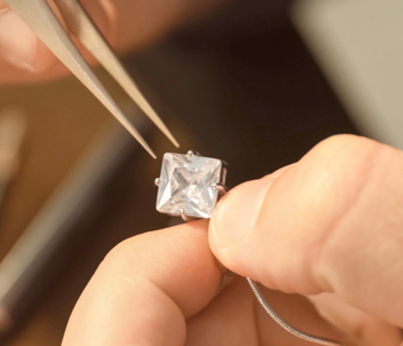 En quoi consiste le sertissage de bijou ? Fondettes