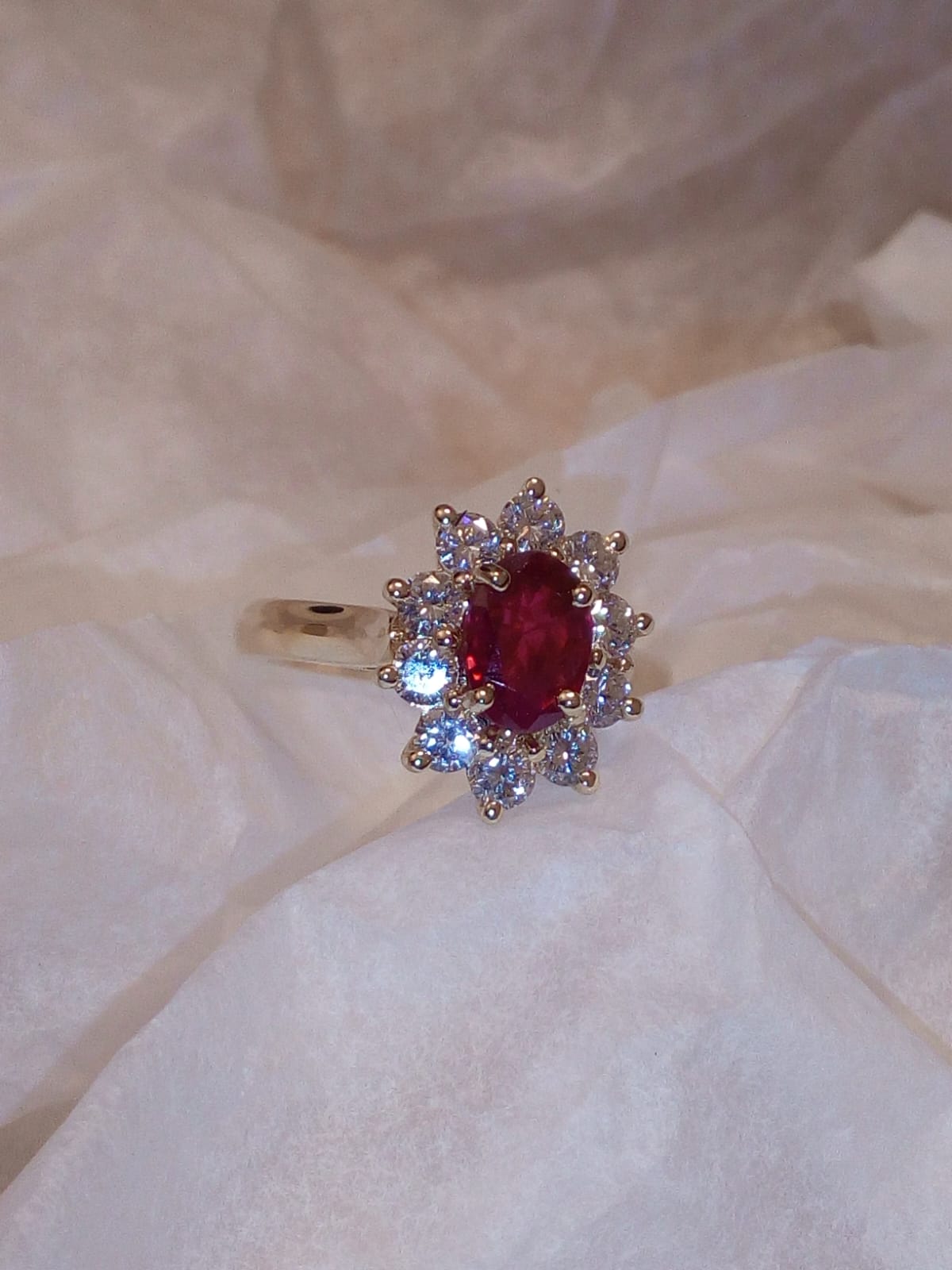 BAGUE OR JAUNE RUBIS ENTOURAGE DIAMANTS | JP MILLOT Bagues Montlouis-sur-Loire 43