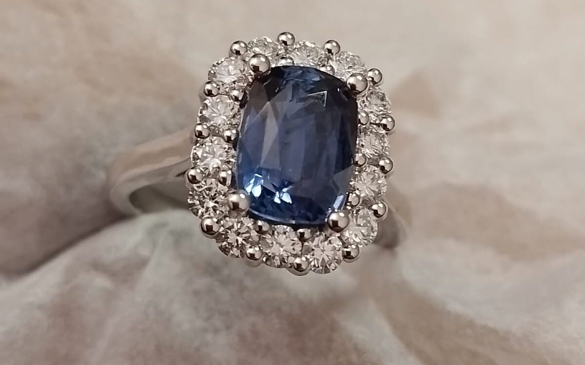 BAGUE SAPHIR ENTOURAGE DIAMANTS OR BLANC 1200X750 | JP MILLOT Comment choisir un bijou en pierre précieuse pour un cadeau spécial ? Chambray-lès-Tours