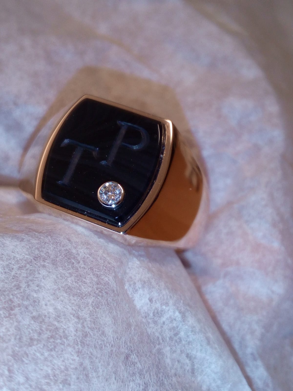 CHEVALIÈRE OR JAUNE ONYX GRAVÉ ET DIAMANT | JP MILLOT Bagues Fondettes 37
